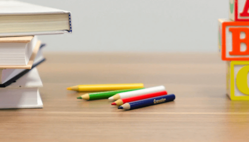 Lápis sobre mesa representando lista de materiais escolares